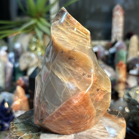 🎄SALE🎄Peach Moonstone Crystal Flame Carving With Flash! - Picture 8 of 12